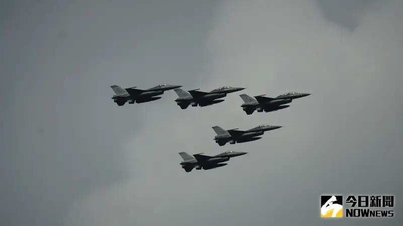 ▲嘉義基地開放預演,空軍F-16V戰機編隊衝場。(圖/記者呂炯昌攝,2024.08.06)