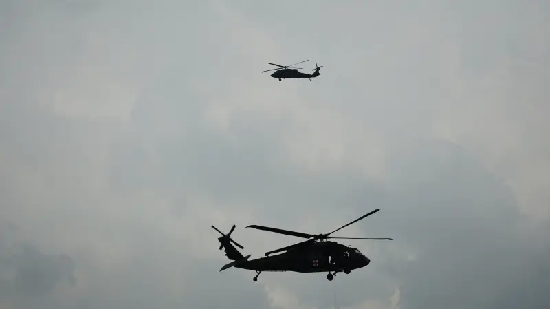 ▲UH-60M黑鷹直升機戰場救護操演,1架進行救人任務,另一架執行戰場警戒。(圖/記者呂炯昌攝,2024.08.06)
