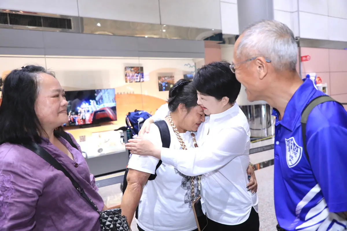 ▲與盧秀燕相熟的楊勇緯媽媽，在機場緊緊抱住盧秀燕，眼眶泛紅傾訴對兒子的不捨。（圖／民眾提供，2024.08.06）