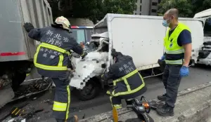 三峽國中前車禍！4車連環撞釀小貨車成夾心餅　駕駛幸運撿回一命
