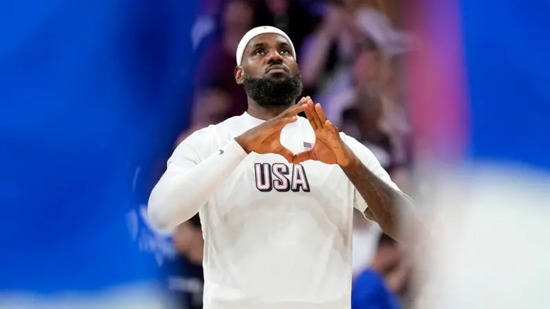 ▲NBA球隊洛杉磯湖人隊球星「詹皇」LeBron James，率領美國隊出戰巴黎奧運，在小組賽拿下3連勝，並以得失分差第一晉級8強賽事，首戰將交手巴西。（圖／美聯社／達志影像）