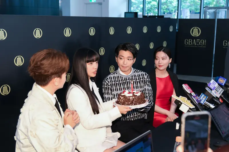 ▲侯彥西（右二）和木木（左二）同是8月8日生日，現場也特別為他們準備蛋糕慶生。（圖／三立提供）