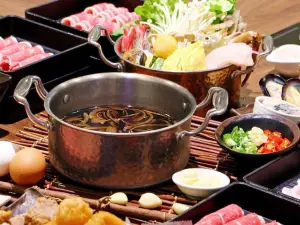 高雄麗尊酒店 2 樓的吃到飽火鍋「木櫃工廠創意鍋物 MUQE FACTORY」歡慶奧運台灣金牌,推出平日午、晚餐來店消費「豪華海陸饗宴」或「頂級海陸饗宴」,第2位享「加1元多一鍋吃到飽」,且第二人不用收服務費。(圖/翻攝「木櫃工廠創意鍋物 MUQE FACTORY」臉書) ▲高雄麗尊酒店 2 樓的吃到飽火鍋「木櫃工廠創意鍋物 MUQE FACTORY」歡慶奧運台灣金牌,推出平日午、晚餐來店消費「豪華海陸饗宴」或「頂級海陸饗宴」,第2位享「加1元多一鍋吃到飽」,且第二人不用收服務費。(圖/翻攝「木櫃工廠創意鍋物 MUQE FACTORY」臉書)