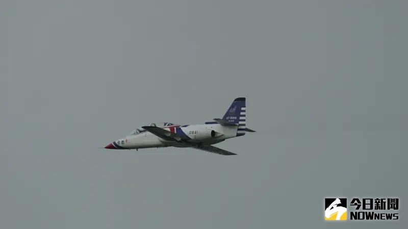 ▲嘉義基地開放,雷虎小組AT-3教練機性能展示。(圖/記者呂炯昌攝)