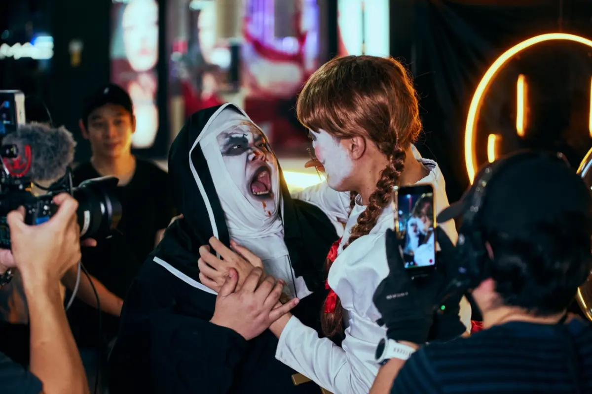 ▲《都市懼集》呈現「沒有鬼的恐怖故事」，網紅蛇丸劇中直播出意外，竟真吃「恐怖手指」。（圖／CATCHPLAY+提供）