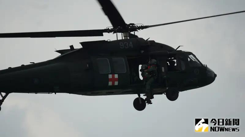 ▲嘉義基地營區開放,UH-60M黑鷹直升機進行戰場搜救展演。(圖/記者呂炯昌攝,2024.08.06)