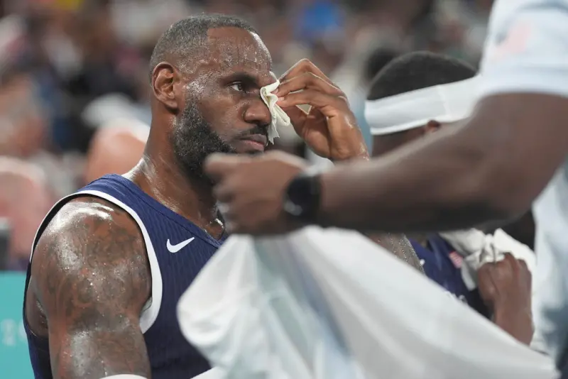 ▲美國對巴西的比賽ˇ第三節5分41秒，LeBron James被對手不慎揮肘打中眼角，開花見血，回到更衣室縫了4針，之後又回到了場邊坐在板凳席上，傷勢應該沒有太嚴重。（圖／美聯社／達志影像）