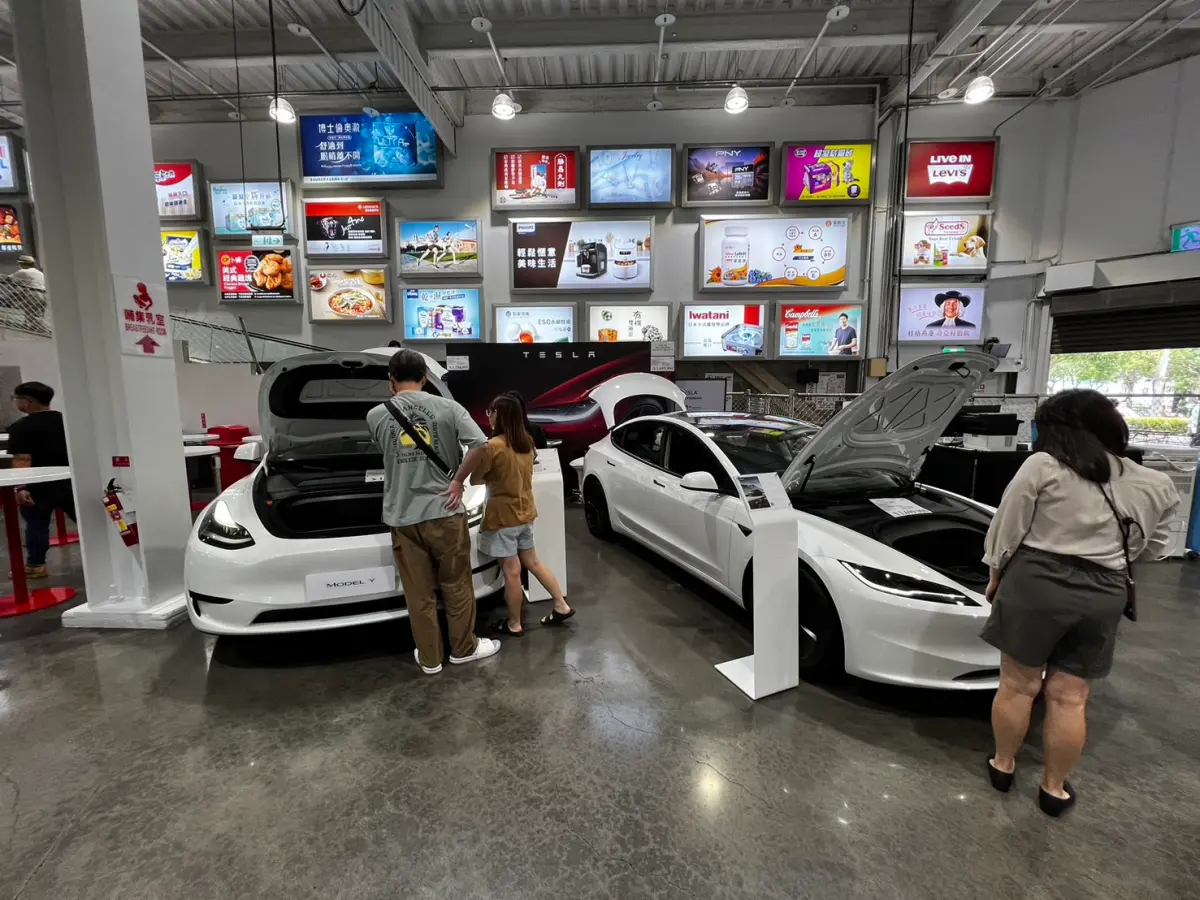 ▲台灣好市多開賣特斯拉，記者今（7）日直擊內湖好市多賣場，開門營業即有消費者湧入詢問。（圖／記者張勵德攝）