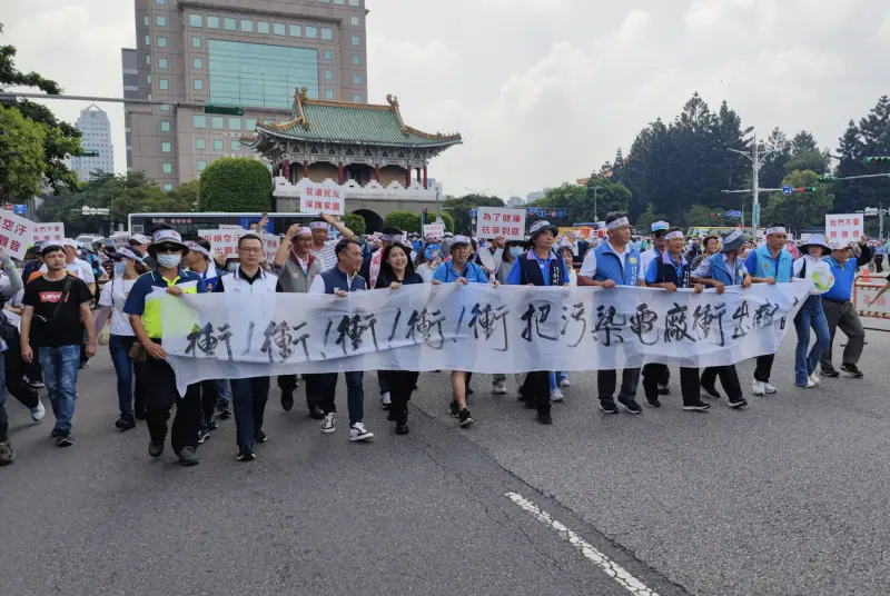 ▲上千位桃園民眾北上到總統府前抗議，反對SRF設廠。（圖／涂權吉辦公室提供）