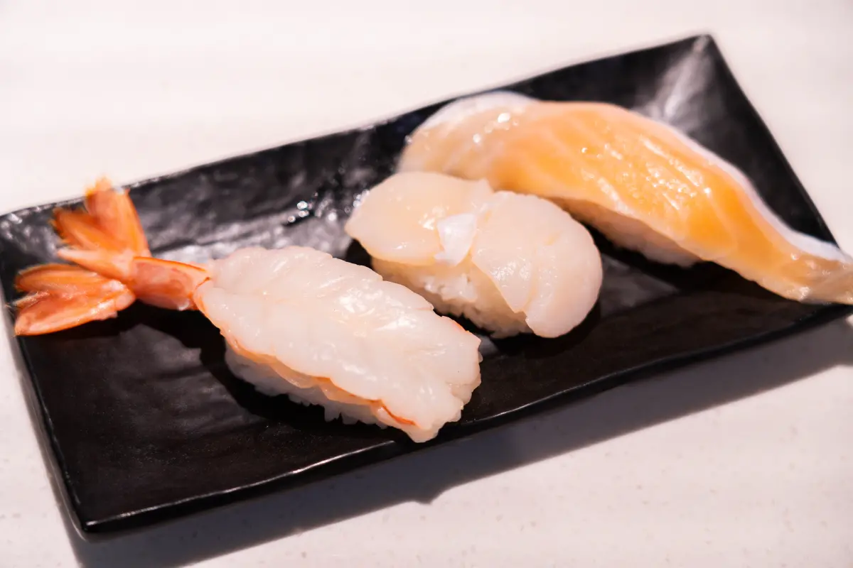 ▲爭鮮迴轉壽司「買一送一」隱藏優惠，鮮蝦壽司一貫10元、厚鮮干貝買一送一；爭鮮PLUS赤蝦買一送一、焗烤淡菜一顆20元，19間門市限定優惠菜單一覽。壽司郎新菜有生松葉蟹、花枝一貫20元。（圖／爭鮮餐飲提供）