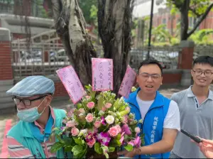 翁曉玲稱麟洋配中國人驕傲挨批　新黨贈花聲援大讚「勇氣可嘉」
