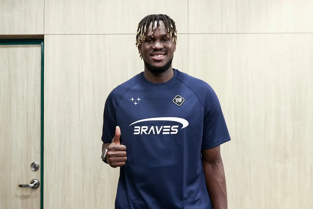 ▲臺北富邦勇士在2024年P .LEAGUE+選秀大會中，以第一輪第1順位選中來自國立政治大學的前鋒莫巴耶(Mouhamed Lamine Mbaye)，雙方於今（7）日上午完成簽約，新賽季莫巴耶將穿上勇士00號球衣出賽。（圖／富邦勇士提供）