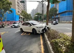 林口轎車自撞分隔島！41歲女駕駛事後搭車落跑　車內遭搜出海洛因
