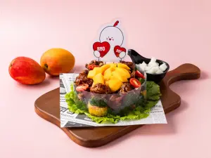 ▲bb.q CHICKEN七夕限定「芒果黑蒜嘿皮炸雞蛋糕」預訂優惠價495元（原價550元）。（圖／記者蕭涵云攝）