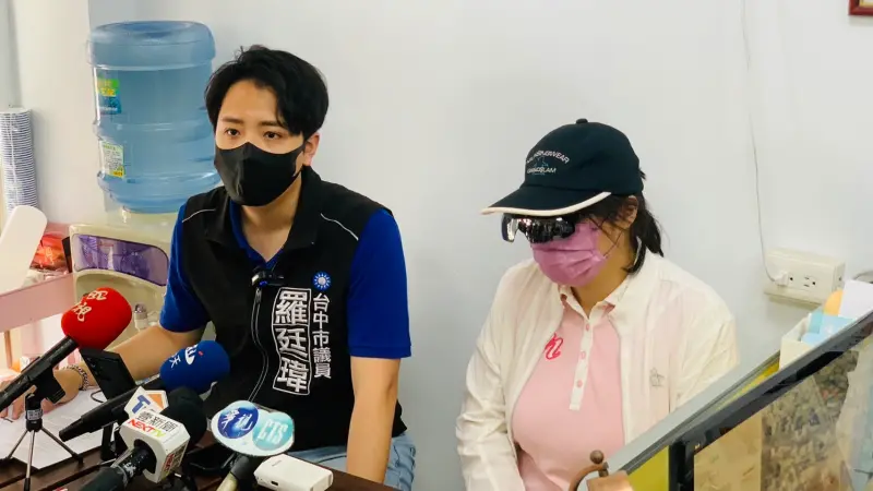 ▲羅廷瑋2年前擔任台中市議員時,陪家長控訴幼兒園助教性侵。(資料畫面/記者顏幸如攝)