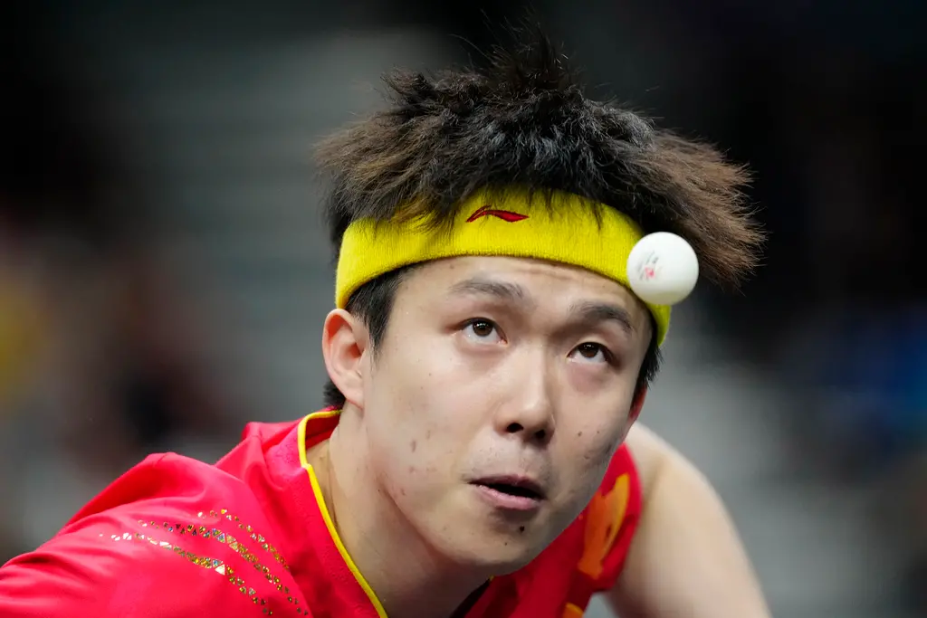 ▲世界桌球錦標賽爆出球員球拍被檢查時遭到破壞的事件，巧合的是「受害者」正是巴黎奧運因球拍被破壞影響狀態的中國大陸名將王楚欽。（圖／美聯社／達志影像）