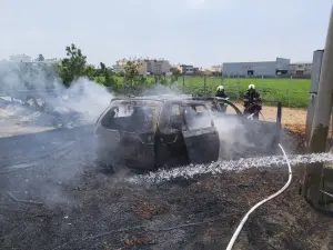 彰化秀水鄉驚傳火燒車！轎車疑受困草堆空轉　下秒冒煙燒成火球
