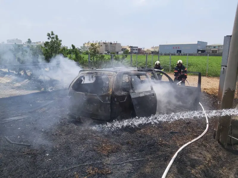 ▲彰化秀水鄉今（7）日傳出一起火燒車事件，當時一輛轎車疑似受困在草堆上，隨後突然冒出火煙燃燒。（圖／翻攝畫面）