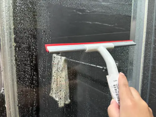 他偷懶2個月沒洗浴室！用「2神物」效果嚇爛：超頑固水垢立刻消失
