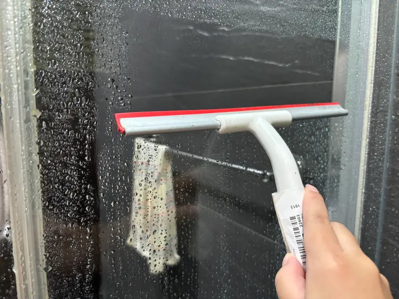 ▲洗完澡如果沒有把水刮掉，很容易產生水垢，民眾表示，他2個月沒洗浴室，後來用「檸檬酸加熱水」洗掉頑固水垢。（示意圖／記者徐銘穗攝）