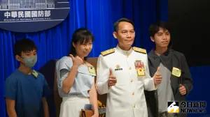 ▲海軍131艦隊艦隊長劉勝山少將與家人合影。（圖／記者呂炯昌攝，2024.08.08）