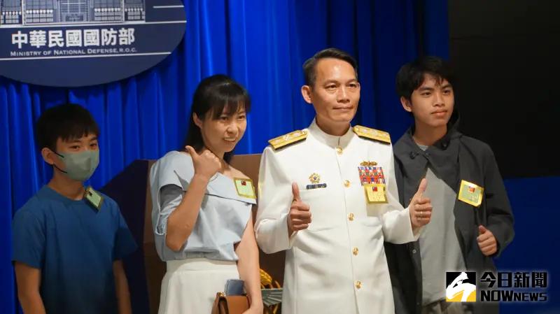 ▲海軍131艦隊艦隊長劉勝山少將與家人合影。(圖/記者呂炯昌攝,2024.08.08)