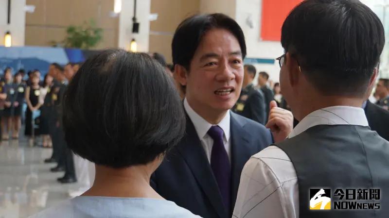 ▲總統任內首度將官晉任典禮,賴清德向在場觀禮的家屬、長輩握手致意後。(圖/記者呂炯昌攝,2024.08.08)