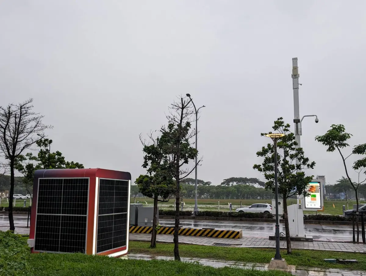 ▲在凱米颱風侵臺期間沙崙智慧綠能科學城因綠能供電正常，智慧共桿持續運作不間斷，如空品、車流、照明、網路等服務與功能均維持正常運作。（圖／南市府提供）