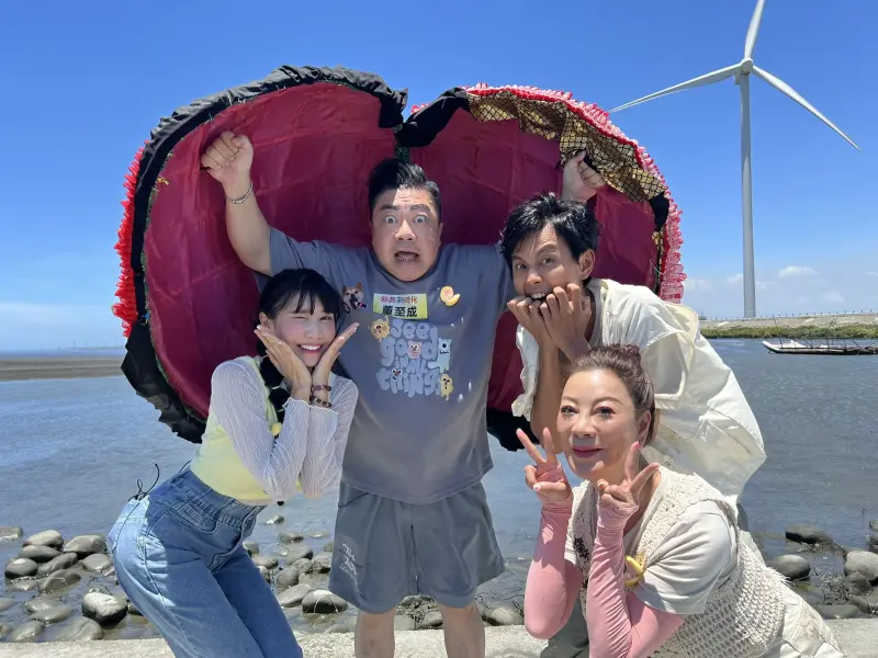 ▲來賓筠熹（左起）、董至成、主持人阿翔、楊繡惠來到彰化芳苑，體驗黑蜆養殖的工作。（圖／民視提供）