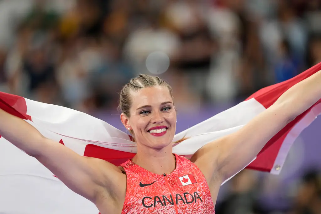 ▲加拿大「撐竿跳」女將Alysha Newman昨（7）日在巴黎奧運女子撐竿跳項目奪下銅牌，她開心地在法蘭西體育場（Stade de France）搖擺電臀、熱舞慶祝。此外她也有在成人平台OnlyFans開設頻道，而她也會在上面互動，十分大方。（圖／美聯社／達志影像）