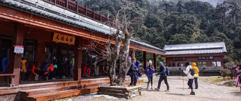 ▲受凱米颱風影響，能高越嶺道西段及天池山莊將延長休園至12月31日。（圖／翻攝天池山莊網站，2024.08.08）