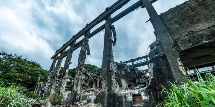 ▲阿根納造船廠是市定古蹟，因裸露的鋼筋水泥很有現代頹廢風格，成為民眾拍照留念的著名景點。（圖／翻攝基隆旅遊網）