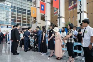 ▲賴清德總統出席將官晉任,向晉任將官家屬握手致意。(圖/翻攝自總統府網站) ▲賴清德總統出席將官晉任,向晉任將官家屬握手致意。(圖/翻攝自總統府網站)