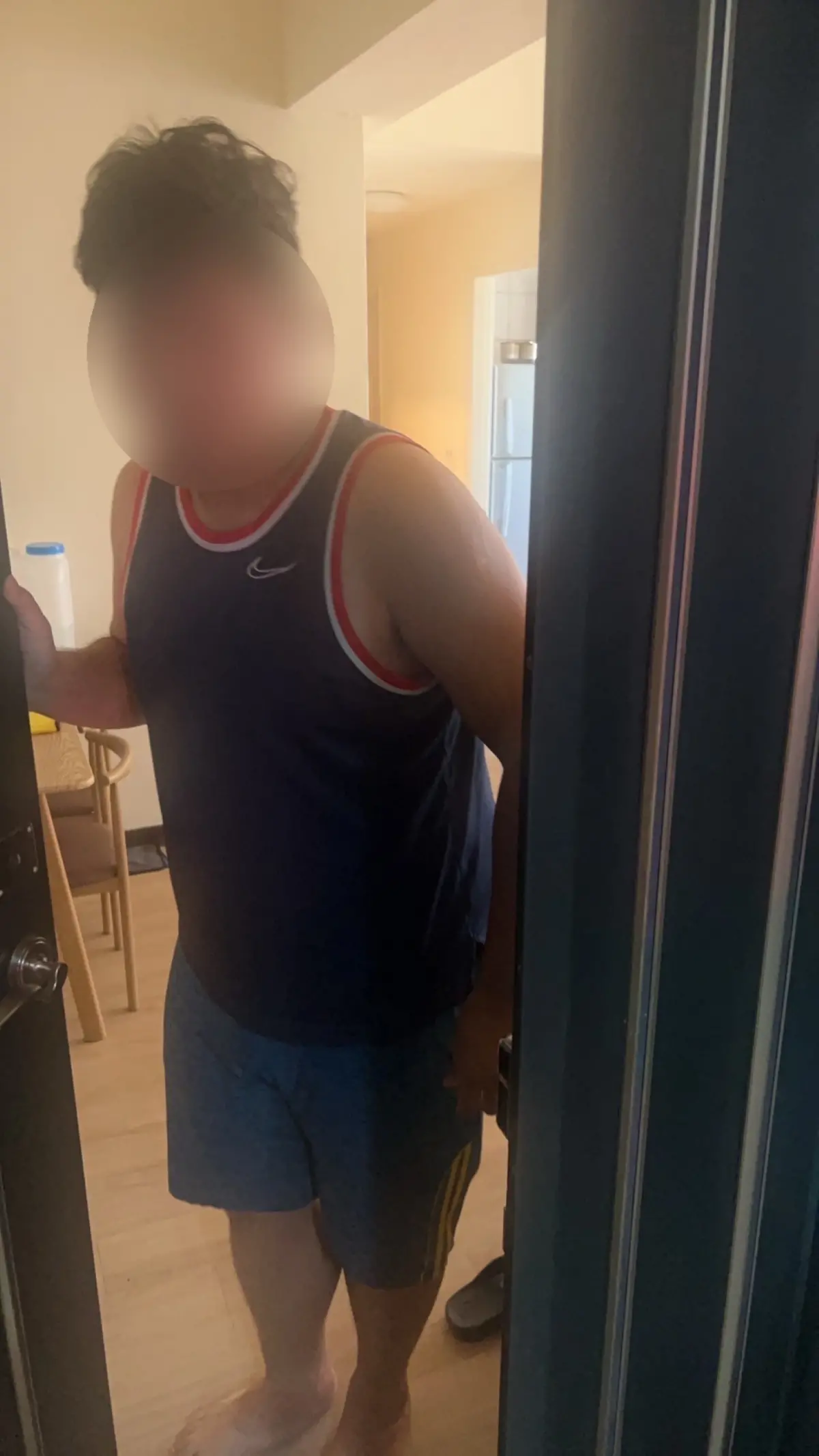 ▲睡過頭的男子睡眼惺忪前來應門，見到門外聚集了一堆人也嚇了一跳（圖/記者鄧力軍翻攝）