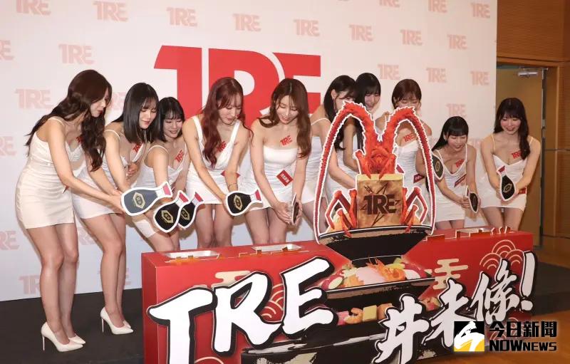 ▲明里紬、涼森玲夢、鈴村愛里、小宵虎南、河北彩伽（舊名：河北彩花）、新有菜、櫻空桃、紗倉真菜、七澤米亞、石川澪透露今年成人展規格升級，設有「真人海鮮丼飯」裝置藝術。（圖／記者李政龍攝）