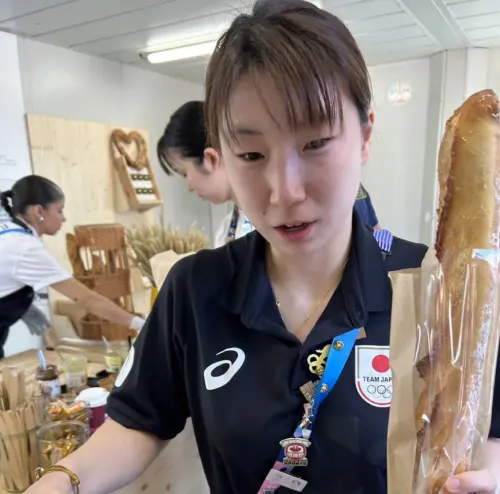 ▲東野有紗興奮表示自己又再度吃到法國麵包。（圖／X）