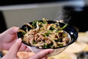 直擊/唐宮蒙古烤肉大爆滿!酸白菜鍋吃到飽 「一物」配烤肉必吃