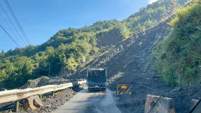 ▲中橫便道仍有多處崩塌點，只能供在地人通行。（圖／江啟臣辦公室提供，2024.08.08）
