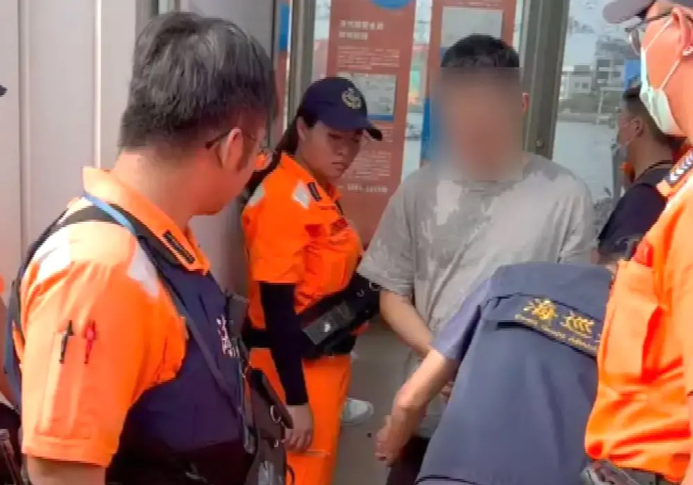 ▲海巡署南部分署第5岸巡隊緝獲20名我國籍人士企圖蒙混出境。(圖／海巡署南部分署提供)