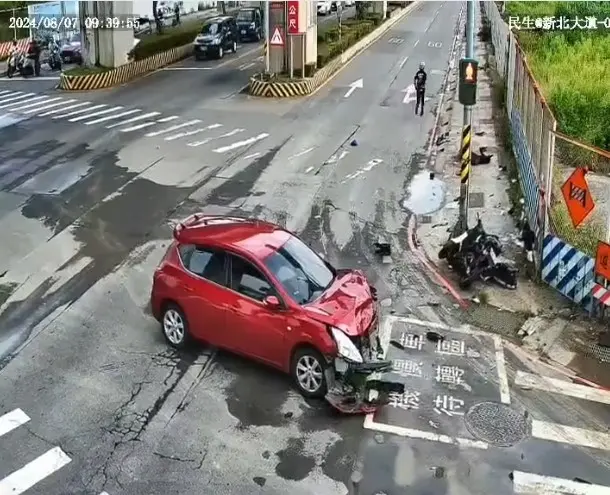 ▲周姓女子違規左轉撞上直行機車，導致騎士送醫搶救宣告不治。（圖／翻攝畫面）