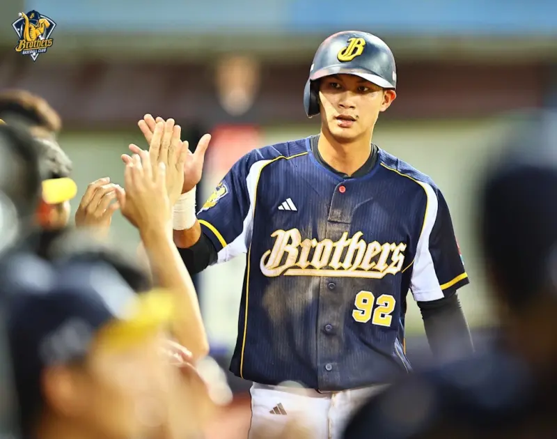 ▲中信兄弟春訓邀請日籍外野兼跑壘教練辰巳智大及捕手教練細山田武史來台指導，2024賽季拿下金手套的岳政華馬上吸引了辰巳智大的目光。辰巳智大剛加入訓練便表示：「對其中一位左投、90幾號的選手守備印象深刻。」。（圖／中信兄弟提供）