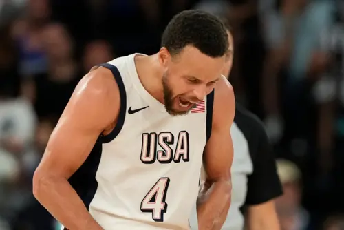▲2024巴黎奧運男籃4強賽事，美國隊和塞爾維亞打出一場史詩之戰，雙方前3節打完戰況戰局出乎意料之外，塞爾維亞領先13分，但末節美國隊急起直追，在Stephen Curry全場19投12中，三分球14投9中，狂砍36分，帶領球隊以95：91逆轉對手，5連霸只剩最後一步。（圖／美聯社／達志影像）