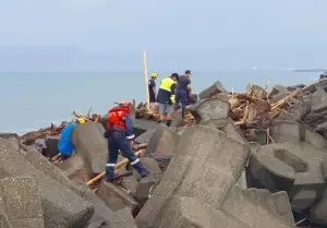 高雄林園海邊驚見男乾屍！卡消波塊風化腐爛無法辨識　身分待釐清
