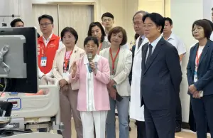 視察中榮智慧醫療 賴清德強調醫護使命:有些事我們不能做 ▲總統賴清德參觀台中榮總智慧病房設置情形。(圖/台中榮總提供,2024.08.09)