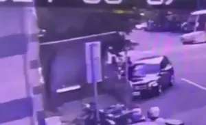 小強從天而降!信義區夜店老闆瞬間嚇壞 賓士休旅車下秒衝撞欄杆