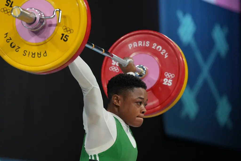 ▲「舉重女神」郭婞淳昨（8)日在巴黎奧運女子59公斤級賽事登場，其中轉播單位公視邀請的賽評引發爭議，包括說出「性別歧視」、「矮化國格」等不適當評論。（圖／美聯社／達志影像）