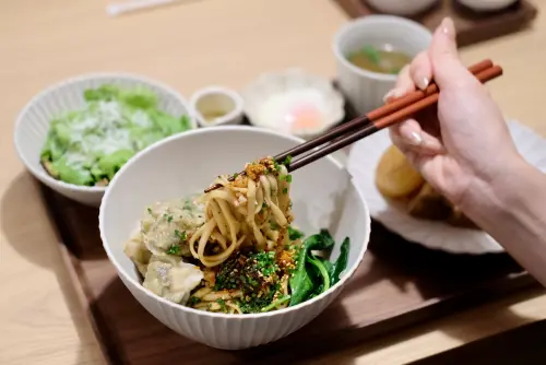 ▲午餐與晚餐時段提供「和式洋食」蔬食套餐，包括四款定食，此為「十二香皮蛋剝皮辣椒炒手麵」。（圖／記者葉盛耀攝）