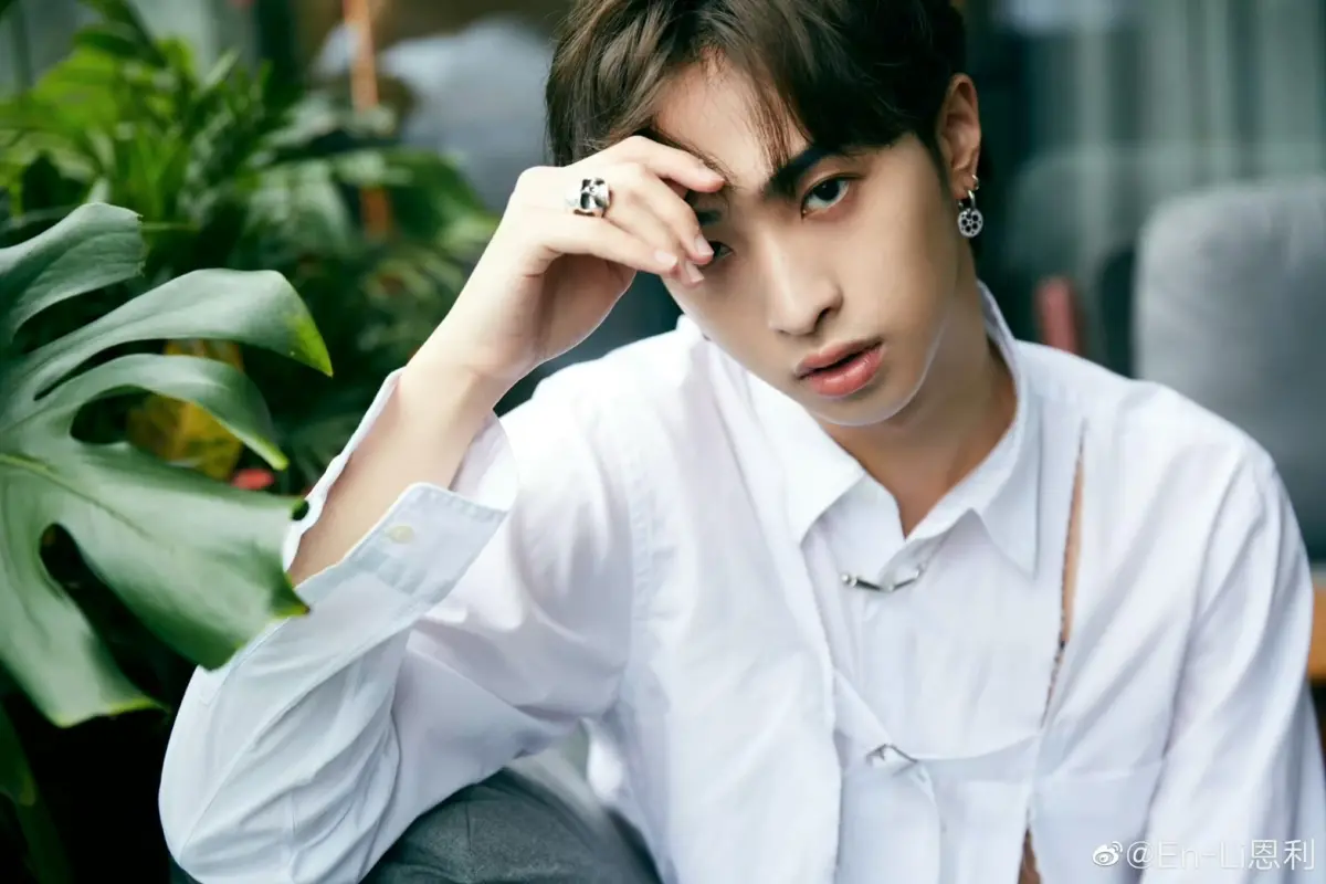 ▲庾澄慶（左圖）、伊能靜離婚15年突然「同框」，嚇壞一票網友。（圖／En-Li恩利工作室微博）