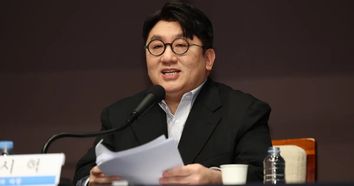 ▲「BTS爸爸」房時赫（中）跟知名BJ果汁世妍（左）、她姊姊散步，意外被YouTuber被拍下。（圖／翻攝I am WalKing YouTube）