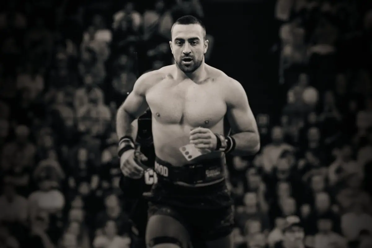 ▲28歲的賽爾維亞選手拉扎爾（Lazar Đukić）昨（8）日在美國德州參加一場混合健身（CrossFit）比賽時，於馬林溪湖（Marine Creek Lake）中游泳不幸溺斃，當時比賽仍在進行中，無人發現有異。（圖／翻攝自@CrossFitGames的X）